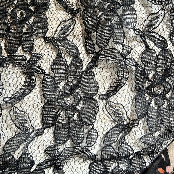 Lilly White Black Flower Blouse. Size L - Picture 6 of 9